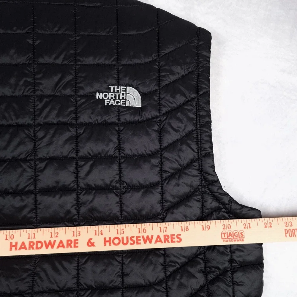 The North Face Thermoball Vest Mens Medium Black Quilted Lightweight Hike